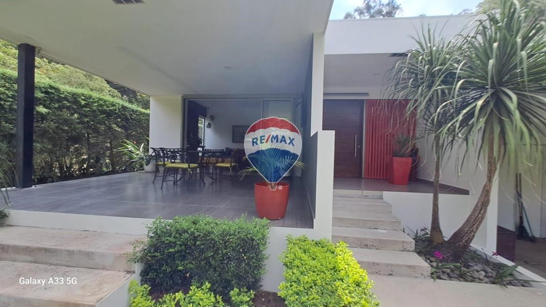 RE/MAX real estate, El Salvador, Santa Tecla, Alturas de Tenerife, one story modern house for sale