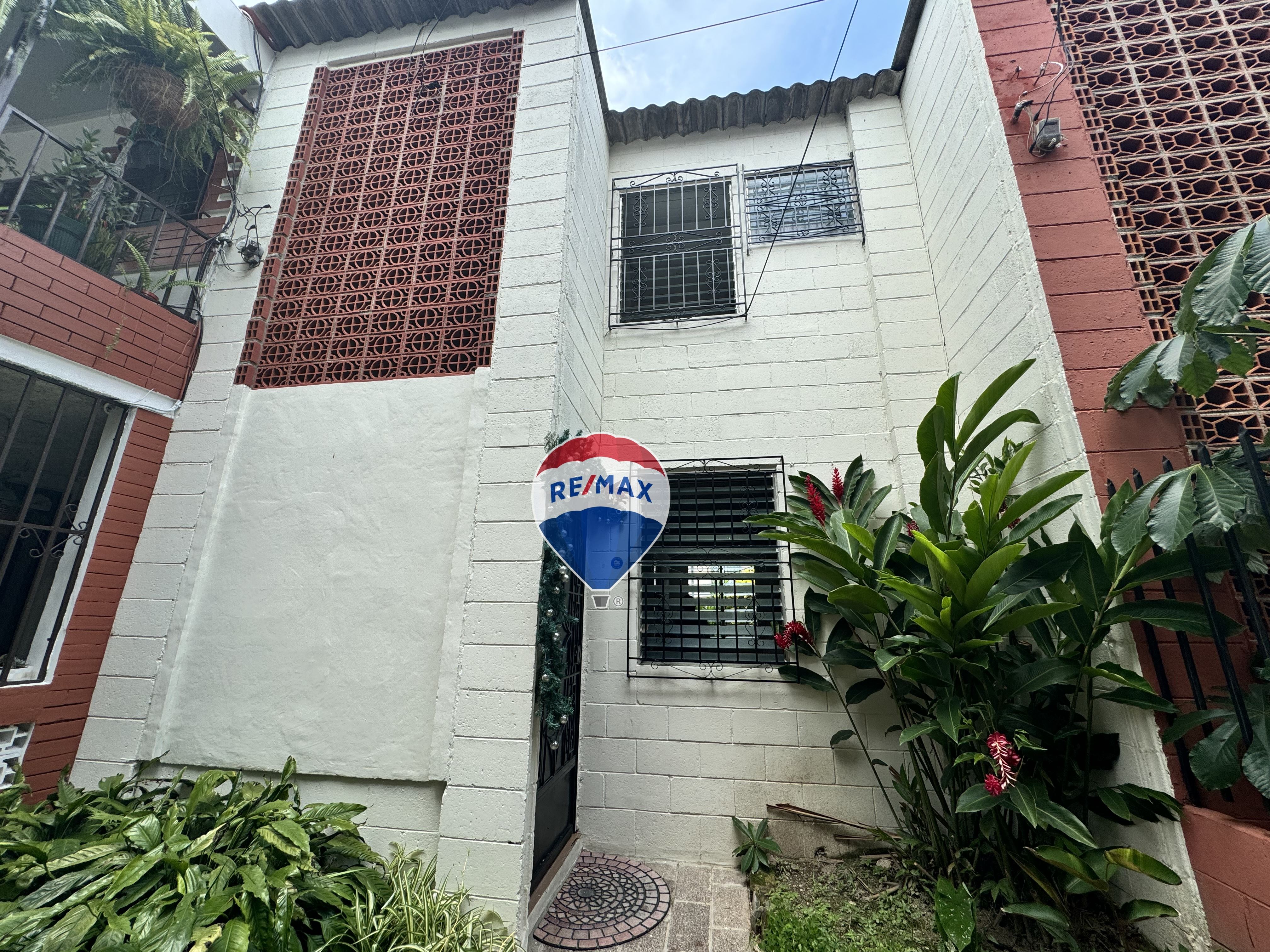 Two-Story House in Antiguo Cuscatlán