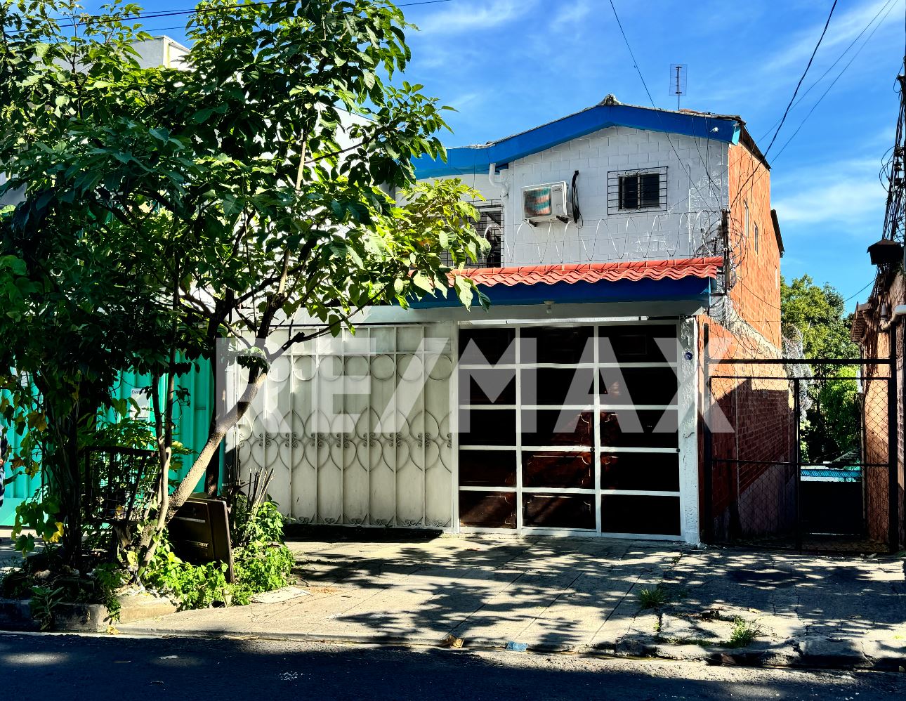 HOUSE IN A STRATEGIC LOCATION IN COLONIA FLOR BLANCA