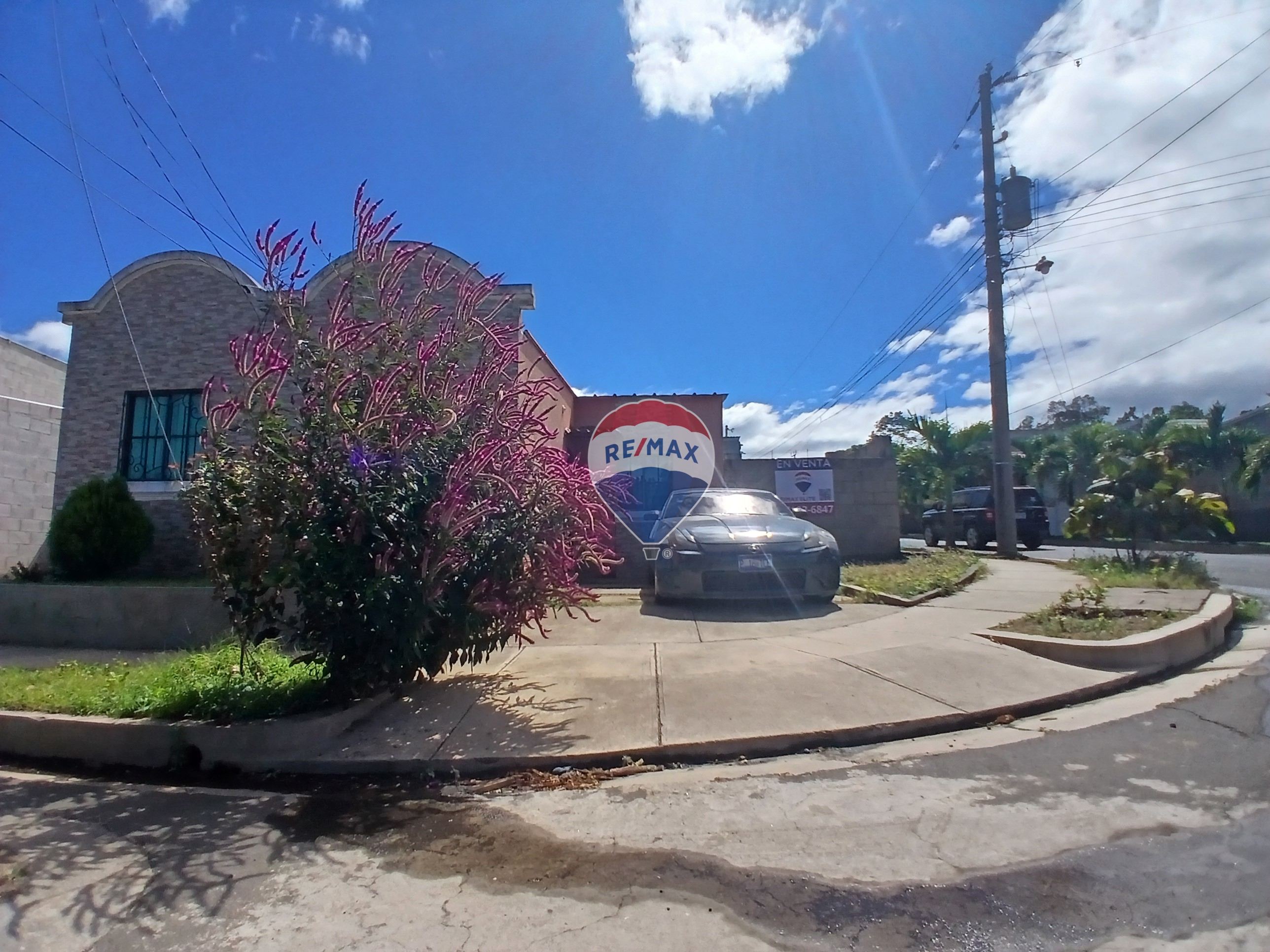 CORNER HOUSE IN RESIDENCIAL ROSABAL, CHALCHUAPA