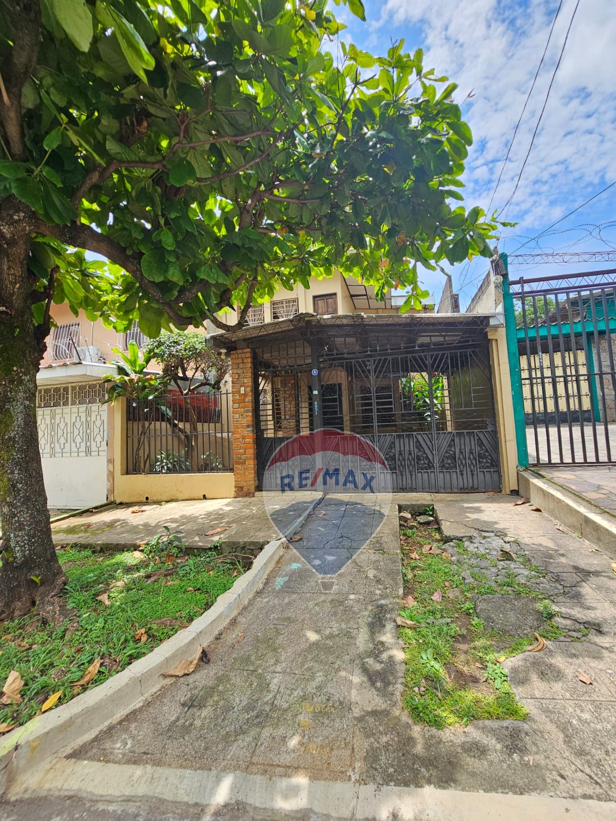Remax real estate, El Salvador, Ahuachapan, 2-level house for sale in Barrio San Antonio Ahuachapán