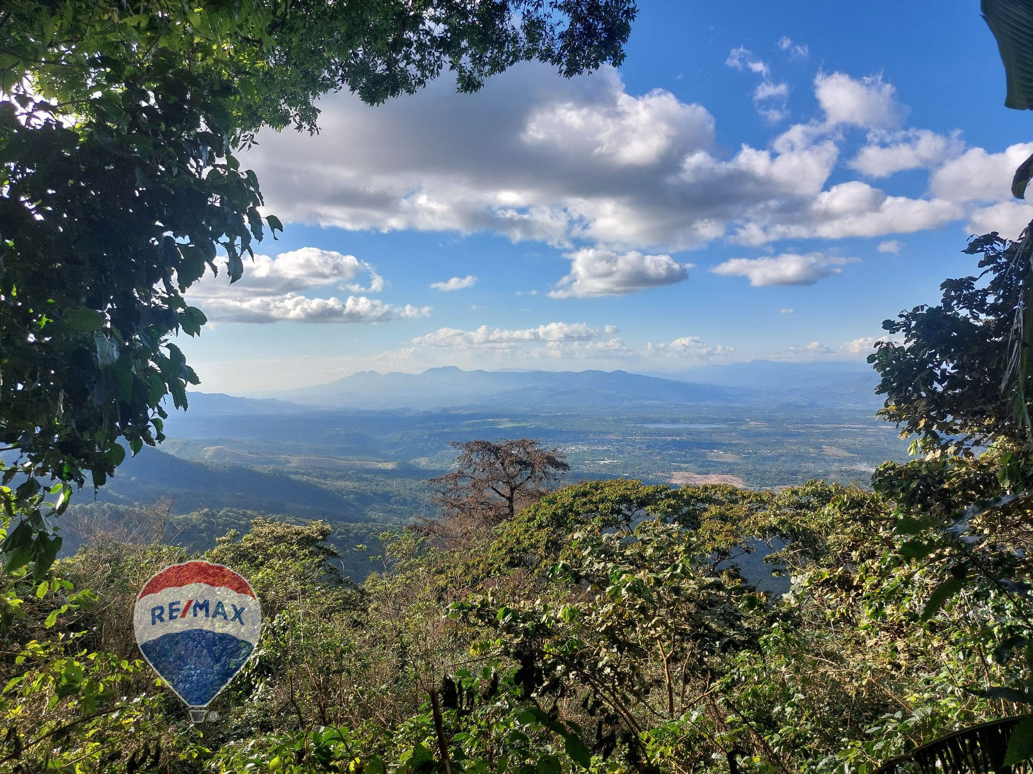 RE/MAX real estate, El Salvador, Apaneca, For sale 1.5 mz of Land in Apaneca with a view towards Ahuachapán and the 3 volcanoes of Guatemala