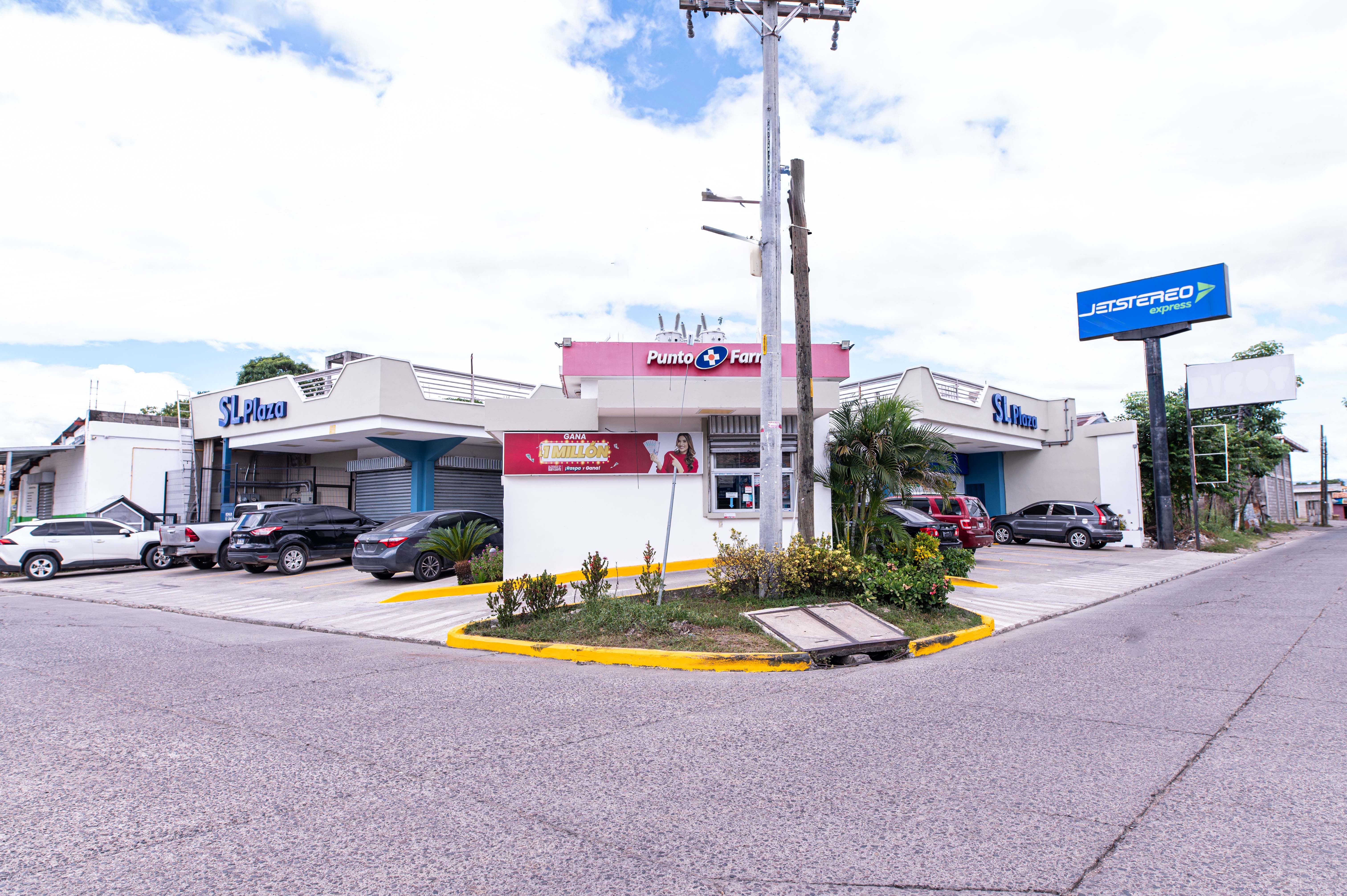 SE VENDE PLAZA COMERCIAL CON 10 LOCALES EN SAN LORENZO, VALLE