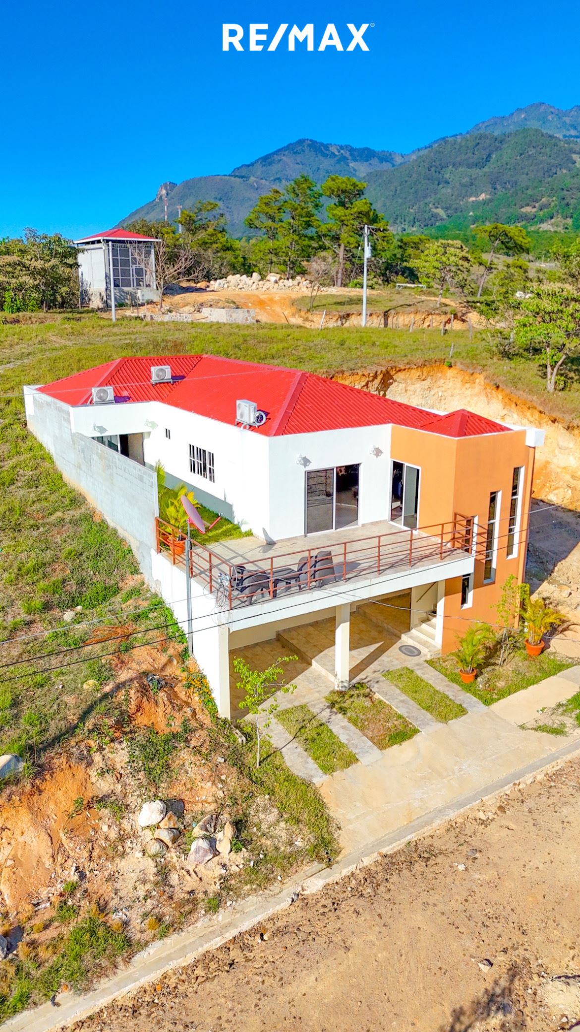 La Palma, Chalatenango, Brand new house in a private area with mountain views and cool climate.