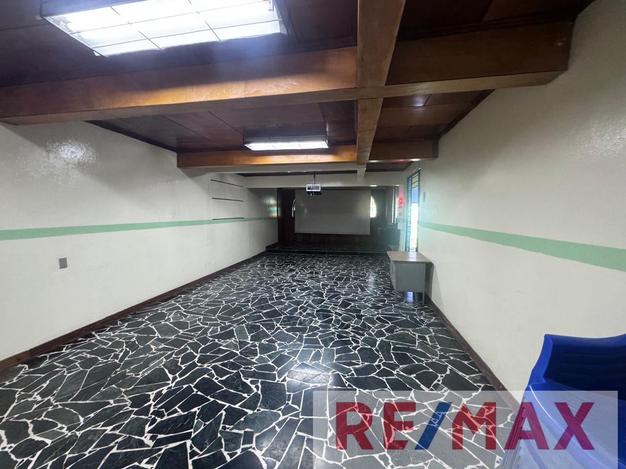 COMMERCIAL PREMISES FOR RENT NEAR REDONDEL TOROGOZ, SAN SALVADOR 