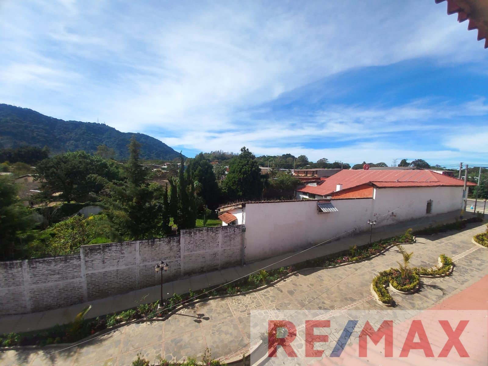 HOUSE FOR SALE IN THE HEART OF APANECA