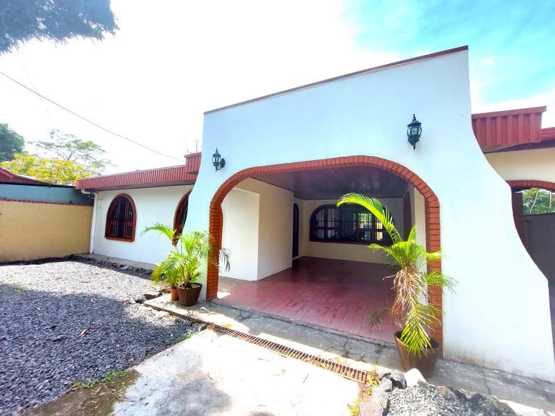 Colonial 3 bedrooms home!