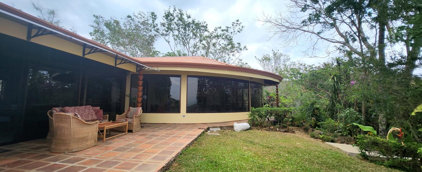 Remax real estate, Costa Rica, Atenas, Colonial house in the mountains of Atenas fully furnished.