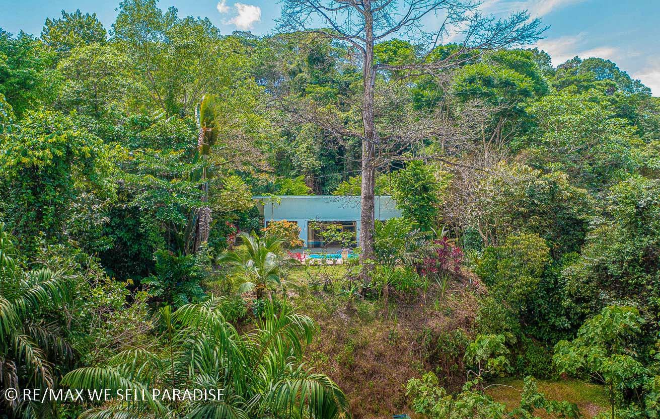 Remax real estate, Costa Rica, Ojochal, Charming 2-Bedroom Home in Ojochal, right off Finca Marañon, with stunning jungle & mountains views.