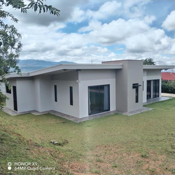 New family home only 8 minutes from downtown San Isidro del General.