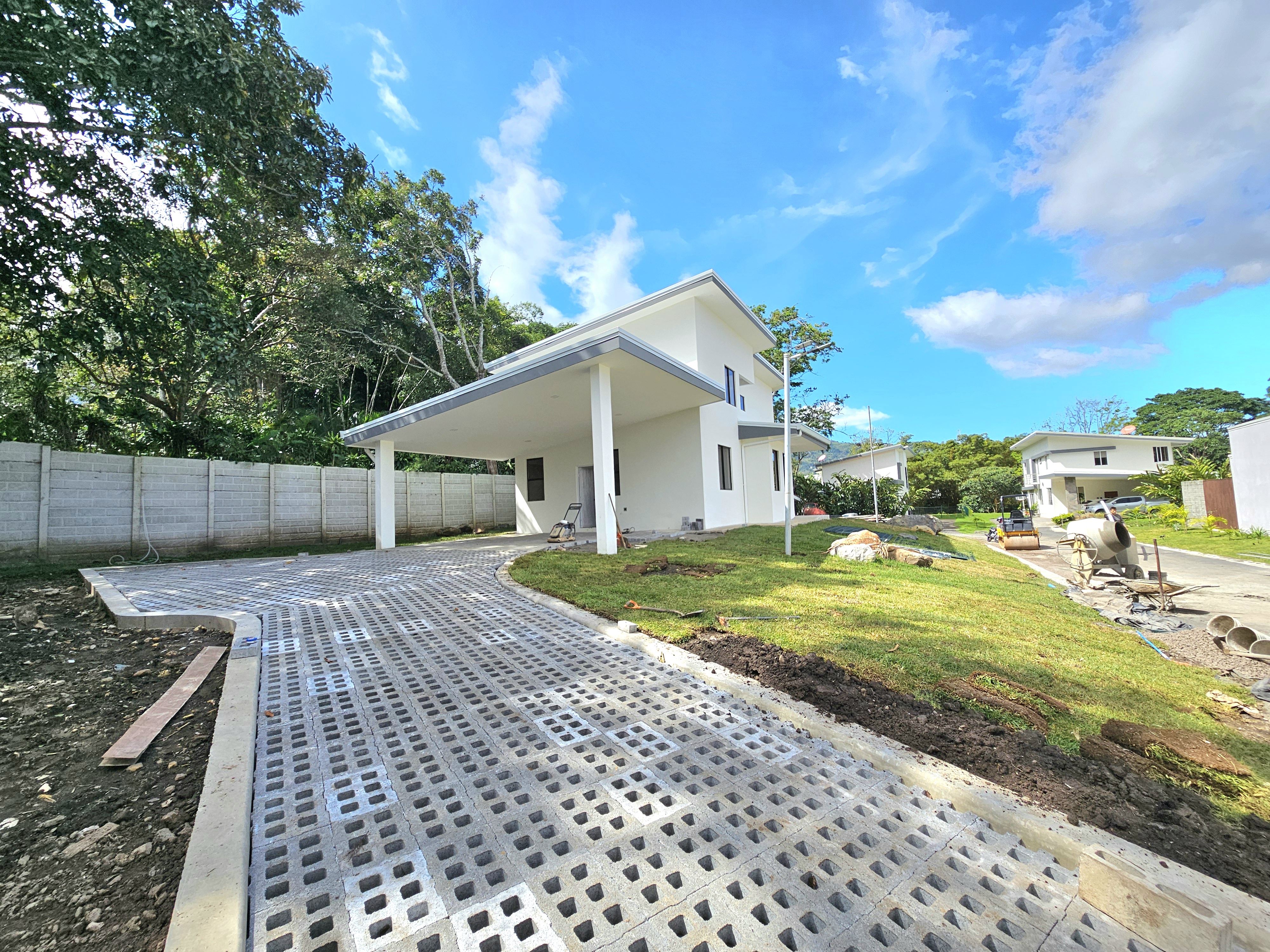 New house ¨La Vista¨ in a small residential area with a large garden and surrounded by nature in Escazu