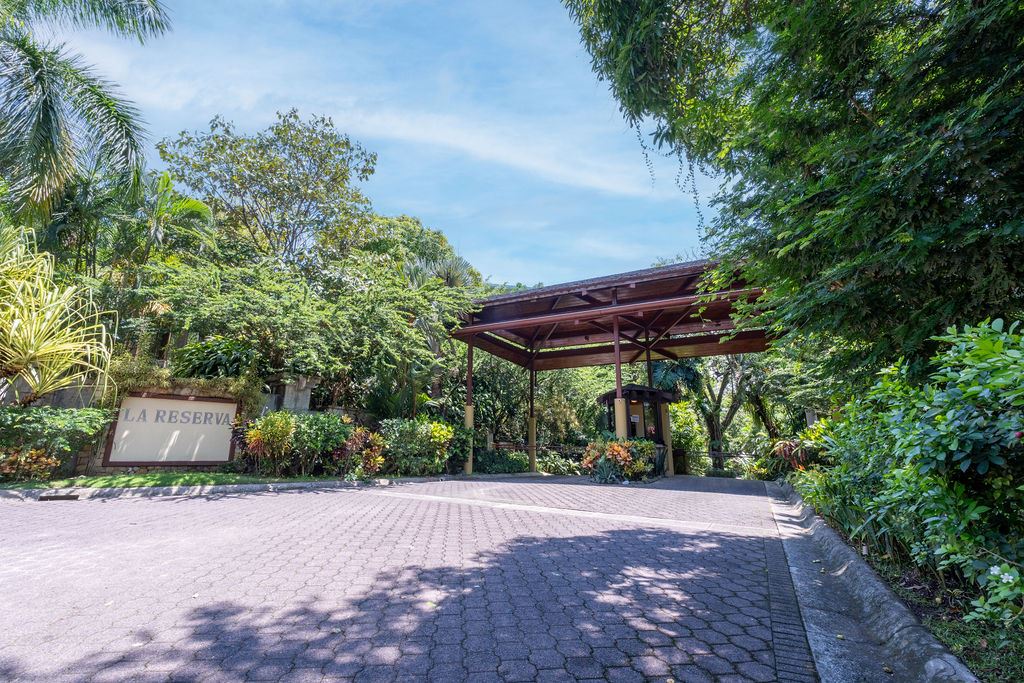 RE/MAX real estate, Costa Rica, Quepos, Luxury Living in Manuel Antonio's Prestigious La Reserva – Casa Jasmine