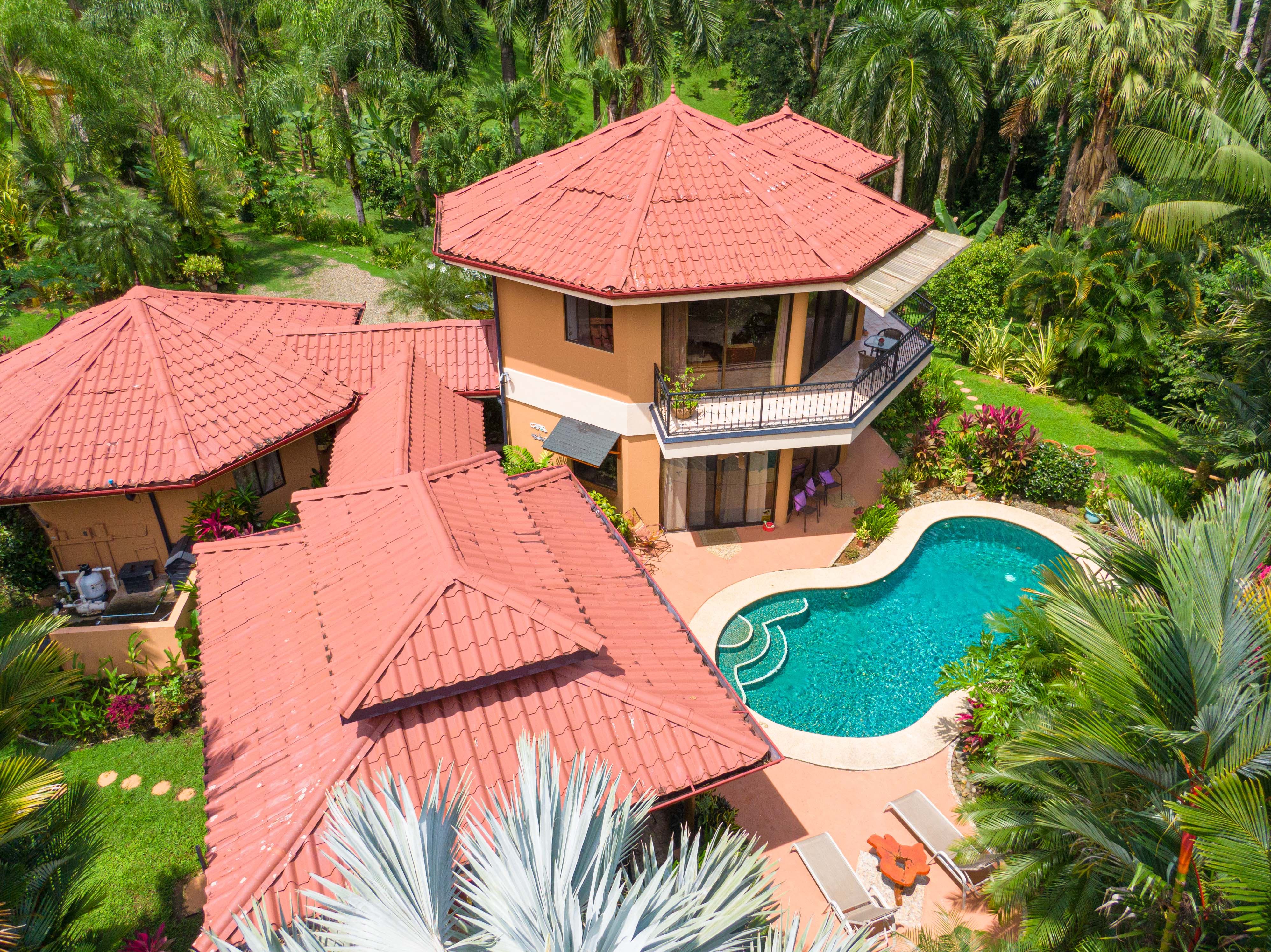 RE/MAX real estate, Costa Rica, Quepos, Stunning House with a Pool in a Gated Community - 20 minutes from Quepos