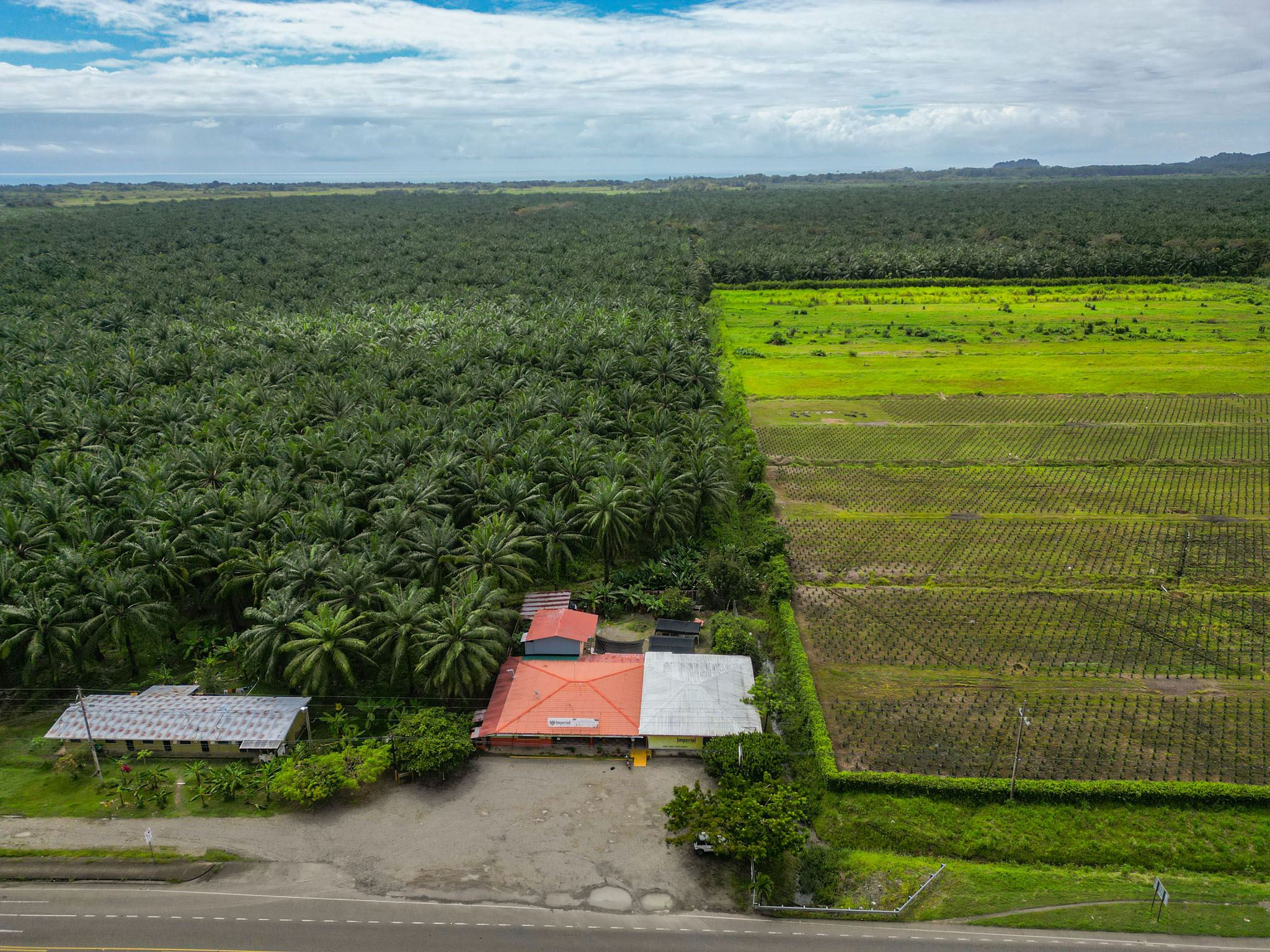 Restaurant For Sale with an Excelent Location + House - 25 minutes from Quepos on the Costanera